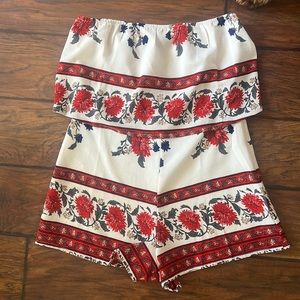 Strapless floral romper with zipper on the side